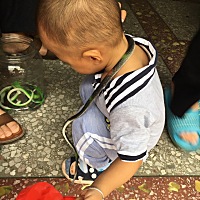 由于我在深圳上班，没人愿意来这里帮我带，只愿意在老家给我带孩子，所以在1岁1个月时被带回家断奶了，...