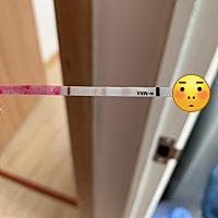 姐妹们帮我看看这是有没有，姨妈推迟两三天了，为啥试纸上有好几道印子