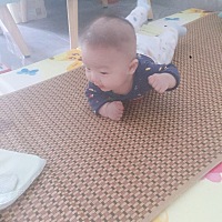 凌晨两点，宝儿从床上摔下来了！好心疼啊……
