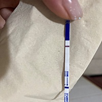 今年1月份因为生病发烧把孩子打掉了，上次5月27日月经到现在没来，今天一测是这样第二条隐约看的见，这...