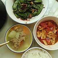 我老公煮的饭菜，虽然不好看，也没有我自己煮的好吃，但是挺不错的了，毕竟他是湖南的，我是广东的，个...