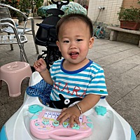 前天开始发现儿子有点低烧，昨天凌晨5点多发现有38．2度，马上收拾东西去医院看医生，医生要求填好表格...