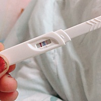 激动的心颤抖的手算不算是等到你 6月5号来的大姨妈 6月19号至20号排卵 今天闲的没事用了一根早早孕试纸...