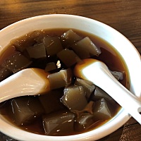 而且说了没有？瞬间来骂我？我怎么了？还要穿衣服在家？？？我多辛苦还给你小孩冲奶？？？我凭什么穿衣...