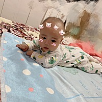 最近亲戚们都说宝宝怎么站不住、撑着她的胳膊在大人的大腿上 站不了、骨头还是柔软的。是缺钙吗还是还没...