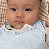 每天不用我哄睡就自主入睡了  昨晚六七点开始睡  到今天早上七点才喝一次奶 又睡到九点起来  每天粑粑很...