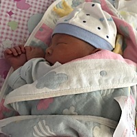 6月7号晚上7点多开始肚子痛 赶紧洗头洗澡去医院 8号早上8点46顺产侧切 小米妮一枚 6斤整