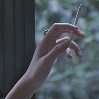 生孩子坐月子一直都是我家人在照顾我，姐姐照顾我周一到周五，妈妈要上班，星期五晚上才能过来替我姐班...