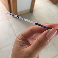 测过太多次白板了，这次也是开始很白，过了一会有一丝丝印记，还有希望吗姐妹们。我在吃黄体酮，对测试...