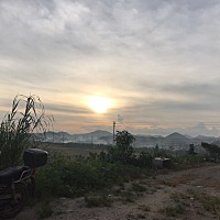 宝宝十个月了还是要吃着人奶睡，如果醒来了也要吃点奶才睡，要不一直哭，喝水也不行哭个不停，奶粉也不...