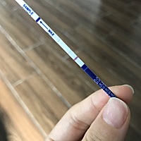 这是怀孕吗？？明天才到月经期，这次看着app也是急着去测，太好奇了，有同一天的吗？一起研究研究吧！！