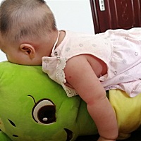 宝宝五个多月了，感觉最近和奶奶越来越亲，很多时候奶奶抱着的时候，我拍手她都不带看我的，扭头看其它...