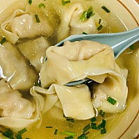 苏式早餐真心美味啊，虾仁鲜肉馄饨：整个大虾和肉攉成的馅，鲜肉汤圆：软糯的外皮加上多汁的肉馅，好多...