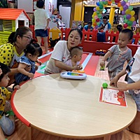 之前带孩子去过这家仙霸遛娃店，真的超棒的，小盆友会和里面的店员一起玩，我轻松了不少哈哈哈