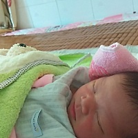 也不知道怎么回事，宝宝一哭眼泪都变眼屎，各位宝妈有什么解决方法呢吗？