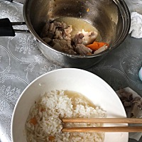 我也不知道我该不该吐槽，从出院到现在25 天，每天上下顿都是鸡汤泡饭，要不就是排骨，猪蹄，其他什么都...