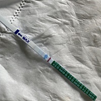 为了确认是例假提前还是着床出血所以没忍住就测了一下，有印…并不觉得惊喜，毕竟还在流血 希望好孕🙏