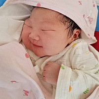 一直都想顺产的，到了产房医生说胎儿宫位还没下来，胎心监测不太好 ，只能赶紧顺转刨了，太受罪了