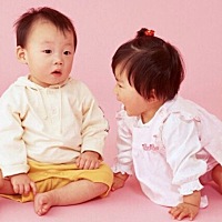 星期天早晨，王阿姨带着冰冰到明明家做客，明明甭提多高兴啦。妈妈叫明明带着弟弟玩，自己有事和王阿姨...