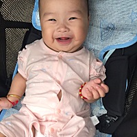 今天我们6个月啦！体检偏小。哎.现在添加米粉和果泥了，快快长大吧！