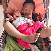 我前段，刚生完二胎。生大宝的时候因为太痛打了无痛，10个钟左右就宫口全开生了大宝。二宝就真正同到生...