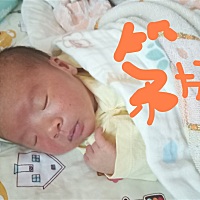 宝贝遗传了他二姐的小眼睛，日后要手术，很无奈。。。。终于熬过了十天，月里天天吃肉吃到怕！炒米不敢...