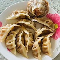 早上七点起床，一杯温开水➕一盏燕窝，开始半小时三公里健走，满头大汗，早点：蒸饺、烧卖➕牛奶