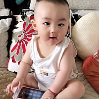 每次带出门人家都要问有一岁多了吧😂 我们才9个半个月的。儿子个大又胖，妈妈瘦巴巴的39公斤😂 太难...