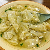 5块钱一碗，包馄饨的时候，肉只是在皮上涂一下意思一下😂所以说，几乎是吃馄饨皮的馄饨，不过，话说老...