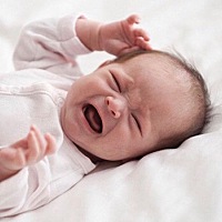 一见生人就哭，大都发生在2岁左右的小宝宝身上。这是宝宝对陌生成人的一种消极情绪的反映。一般家长，在...