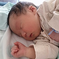 6.27的预产期，因为宝宝一直臀位选择了剖腹产。出生51厘米，七斤三两，大手大脚的一个小米奇，现在已经...
