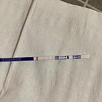 大家帮忙看看 28号排卵期同房一次12号还来月经 现在还没来 但是我觉得快来了11测的白板13号晚上测得这是...