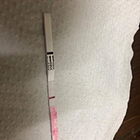 今天测的我感觉加深了，客服说还是不算怀孕，有没有有经验的姐妹帮忙看看，这还算灰印吗？我太忐忑了😭