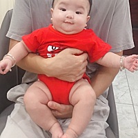宝宝2个月抬头，3个半月翻身，自从学会翻身后，抱着也翻，躺着也翻，睡醒了就翻……😭翻不过去就哭，...