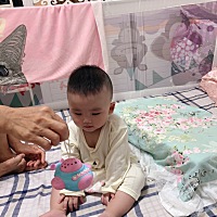 儿子第一次坐稳，这是他妈妈外公外婆的功劳