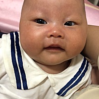 两个月零五天，第一次被逗的笑出声，咯吱咯吱的简直萌翻了老娘。