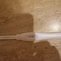 排卵是6-29，然后6-29，7-1都安排了。 大概七月6-7号的时候测是刚开始白的过了一会我又瞄了一眼发现有一...