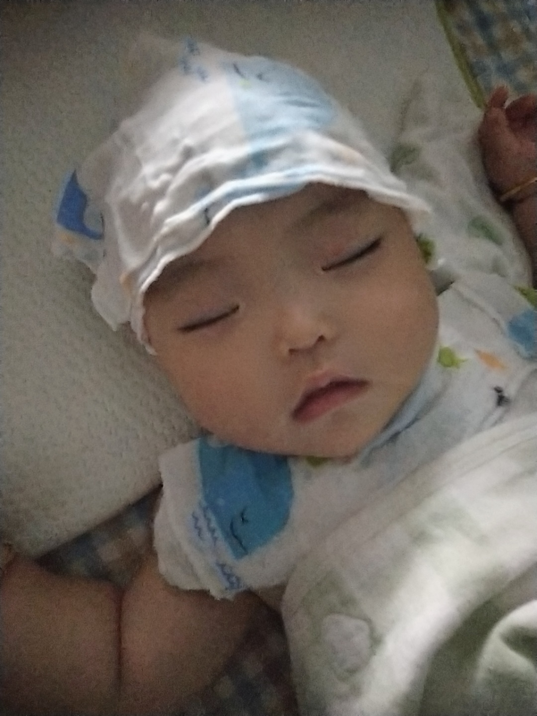 烧了一晚上，就这么用小手绢擦身子，可是一直到早上烧还是没退