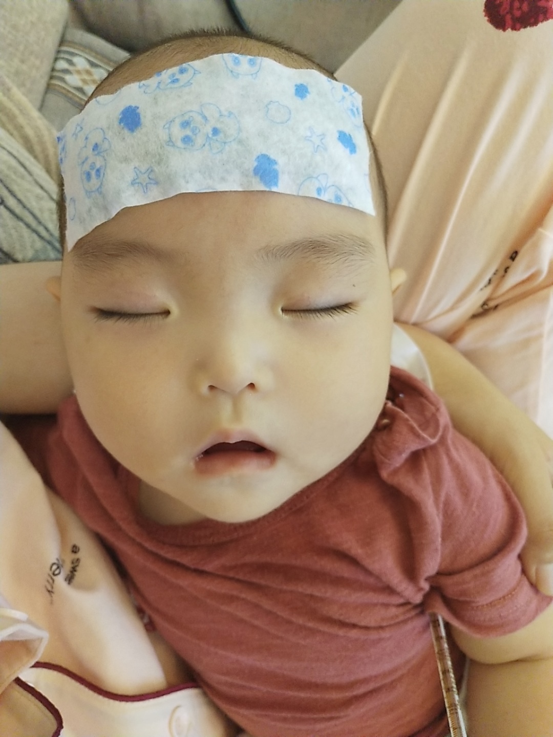 不哭不闹就这么难受着，排斥量体温，只能睡熟了量