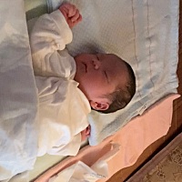 生下小宝第七天.感觉体力精神好多了。没孕吐；胃口好；前壁下怀尿频；孕晚期脚肿了，孕囊圆形；胎心130...