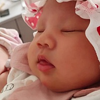 之前就拍的照片了，现在突然想起还是觉得好暖心。 本来是想趁着宝宝睡觉偷拍一下，结果被宝宝发现了，还...