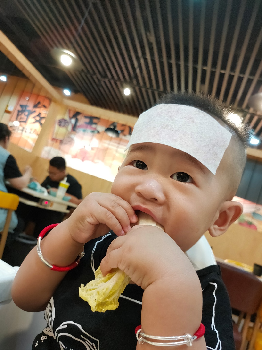 妈妈给我拿的小白菜  我啃着吃  😂   老香拉