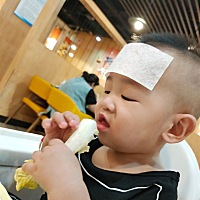 慢慢的我已经长大了  不知不觉已经是十一个月了   真快啊 看我摆好造型  好看吧 妈妈给我拿的小白菜  我...