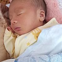 奶不够，娃今晚折腾了好久，11点多折腾到现在，冲奶粉不肯吃，可是吃过晚饭后，洗澡又喝了一大碗汤，还...