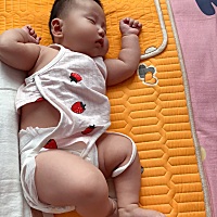 孩子睡觉到底应不应该给她捆上，看她睡的这么舒服不忍心给她包上