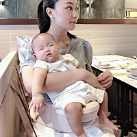产后脱发～ 本来发际线就高、现在生了个孩子、产后大把大把的脱发，发际线两边明显头发少了很多、我真的...