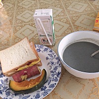 今天早上自己做的早饭，营养还算比较全面，感谢老妹买的蓝莓果酱，味道好极了。