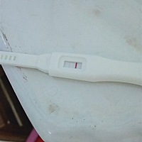 这是妈妈刚发现你来时的样子，很浅，浅到不认真看都看不见的样子，那天爸爸坚持要去验孕棒，我不想买，...