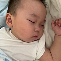 宝宝现在一周岁，晚上9点左右喝奶，10点多睡，早上4.5点要起来喝个150的奶，然后继续睡到8点左右，正常...