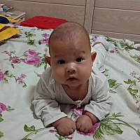 宝宝纯母乳喂养，放屁很臭！这…会不会有问题